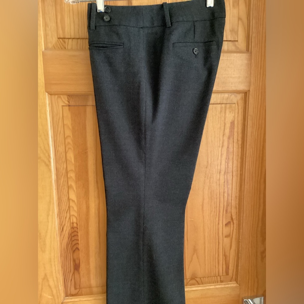 Loft low-rise trousers. Sz 4. Charcoal grey plaid. 30” inseam. 8.5” rise.